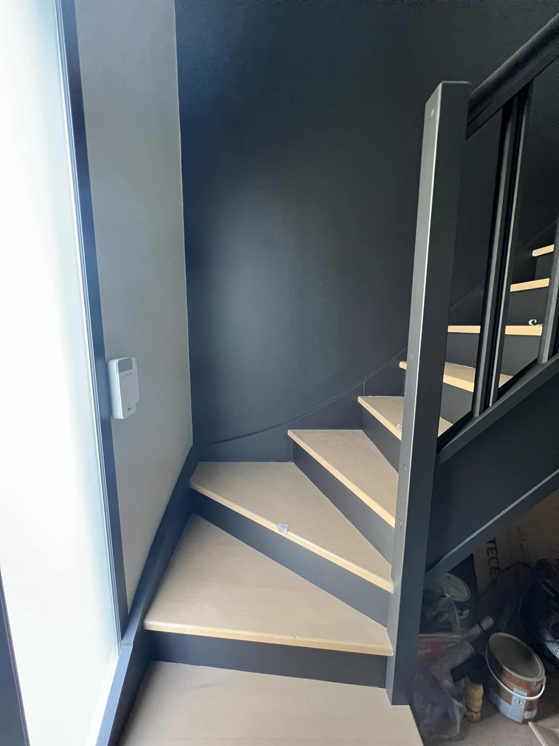 Escalier et murs aux teintes contrastées